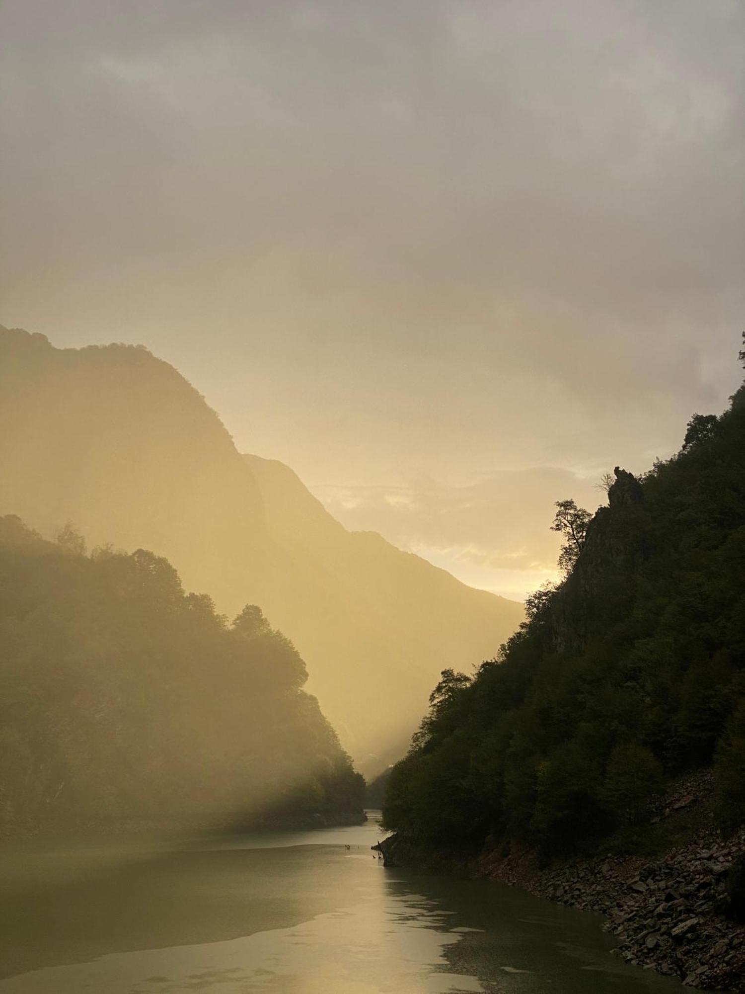 Riverside Komani Lake Exterior photo