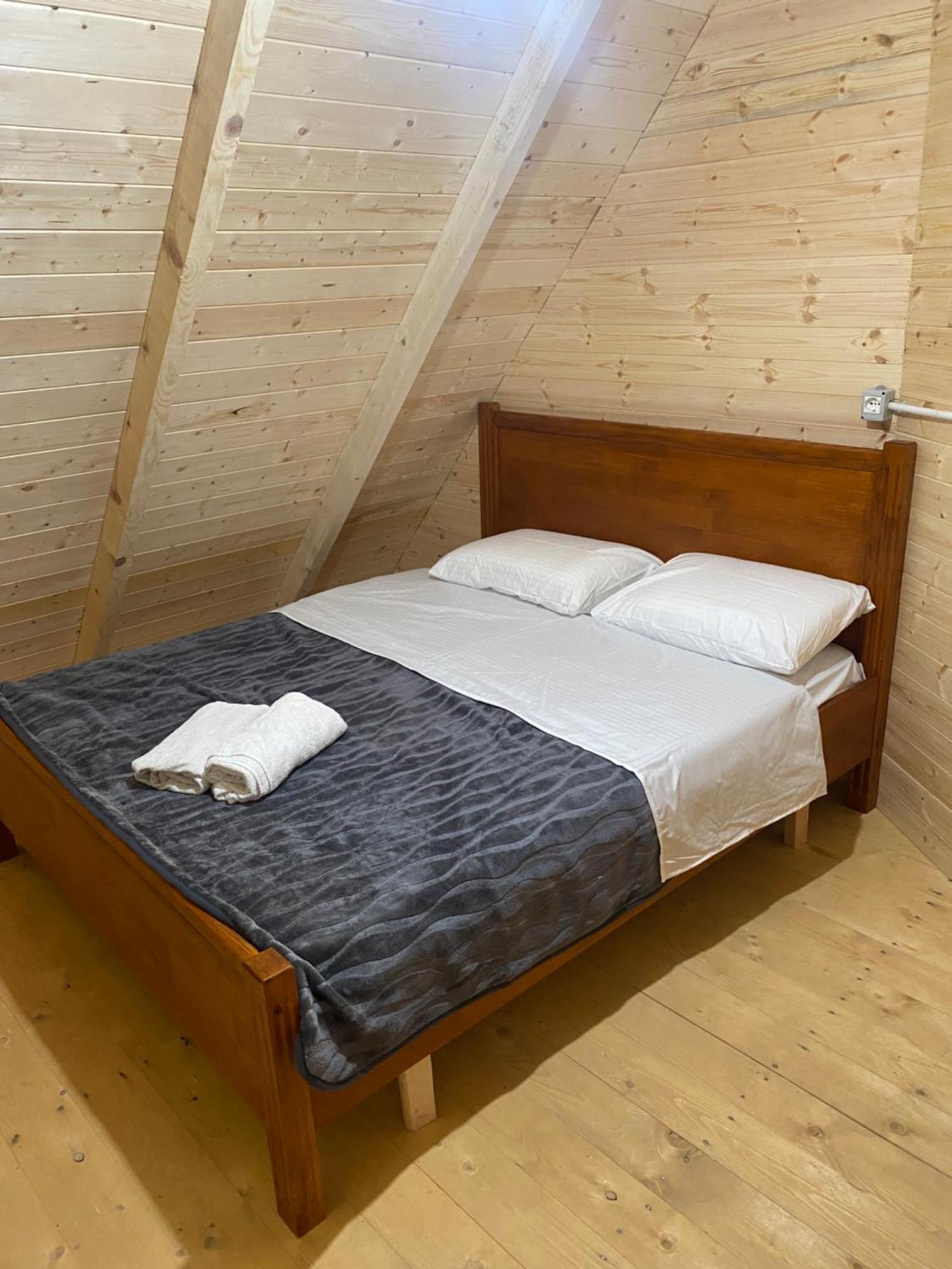 Riverside Komani Lake Room photo