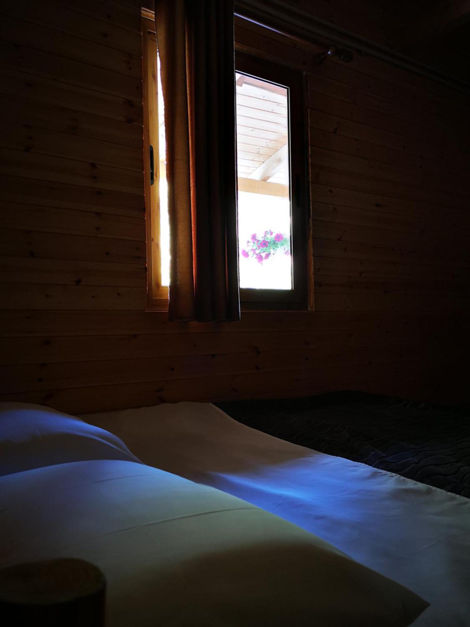 Riverside Komani Lake Room photo