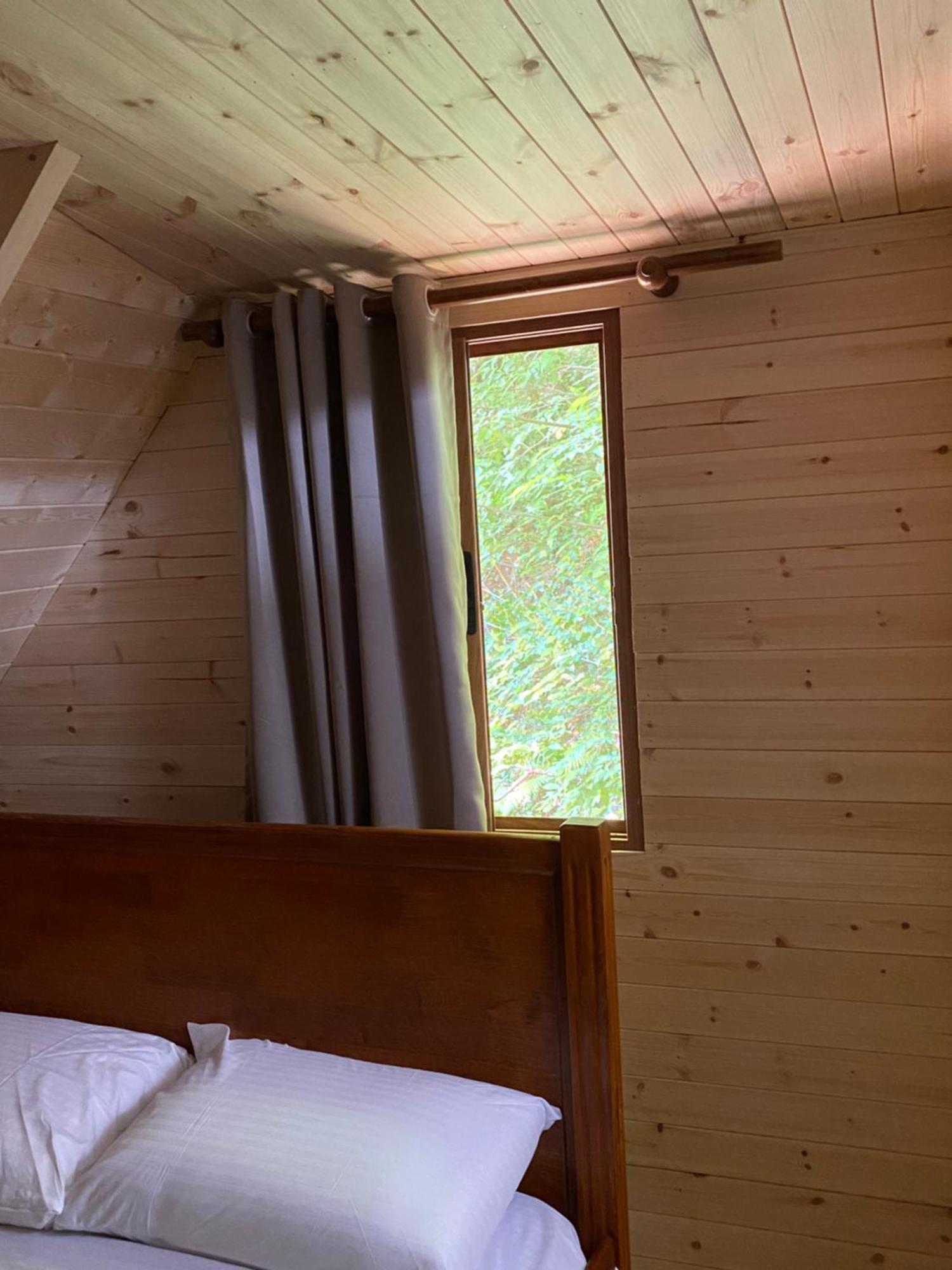 Riverside Komani Lake Room photo