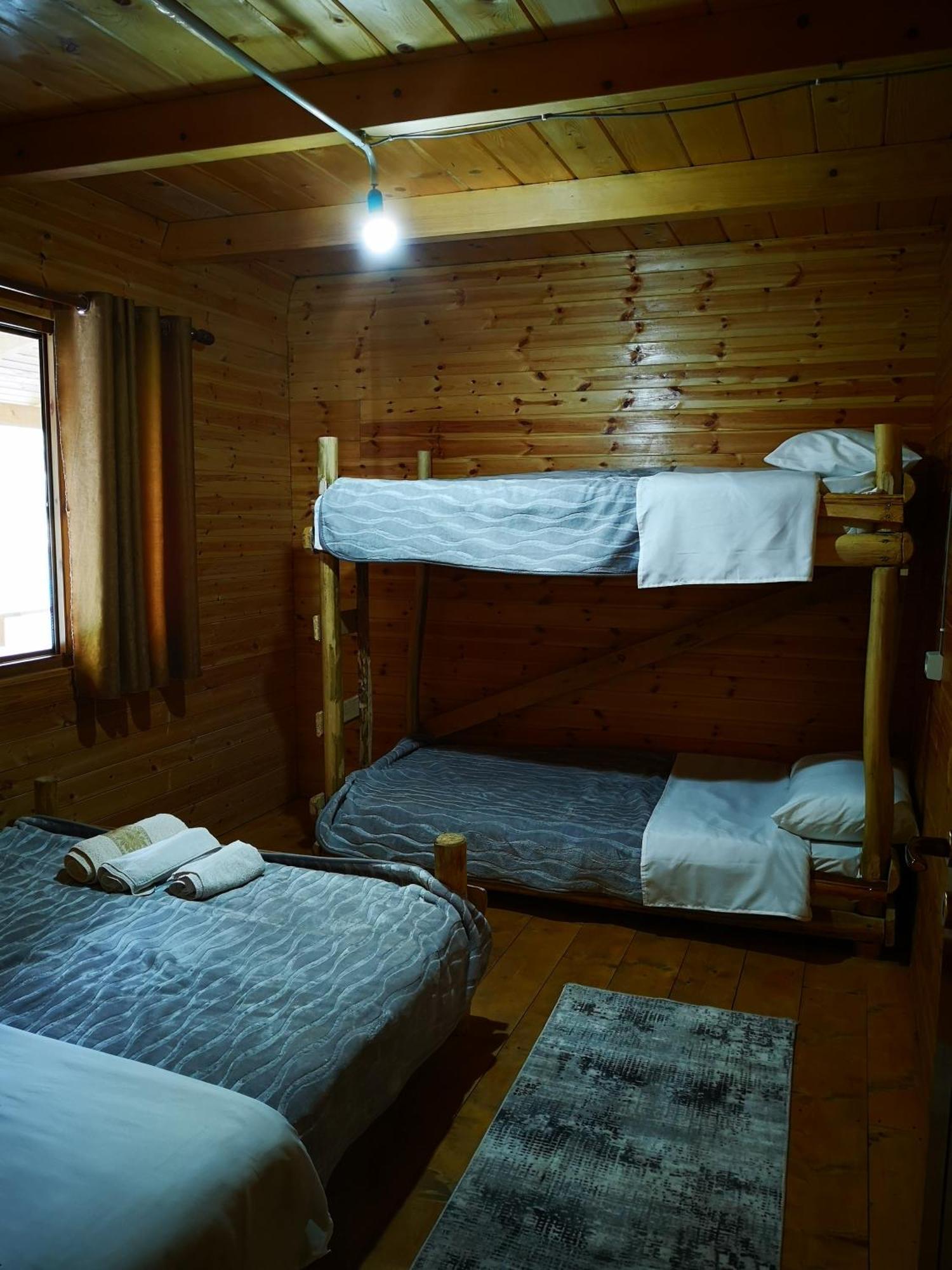Riverside Komani Lake Room photo
