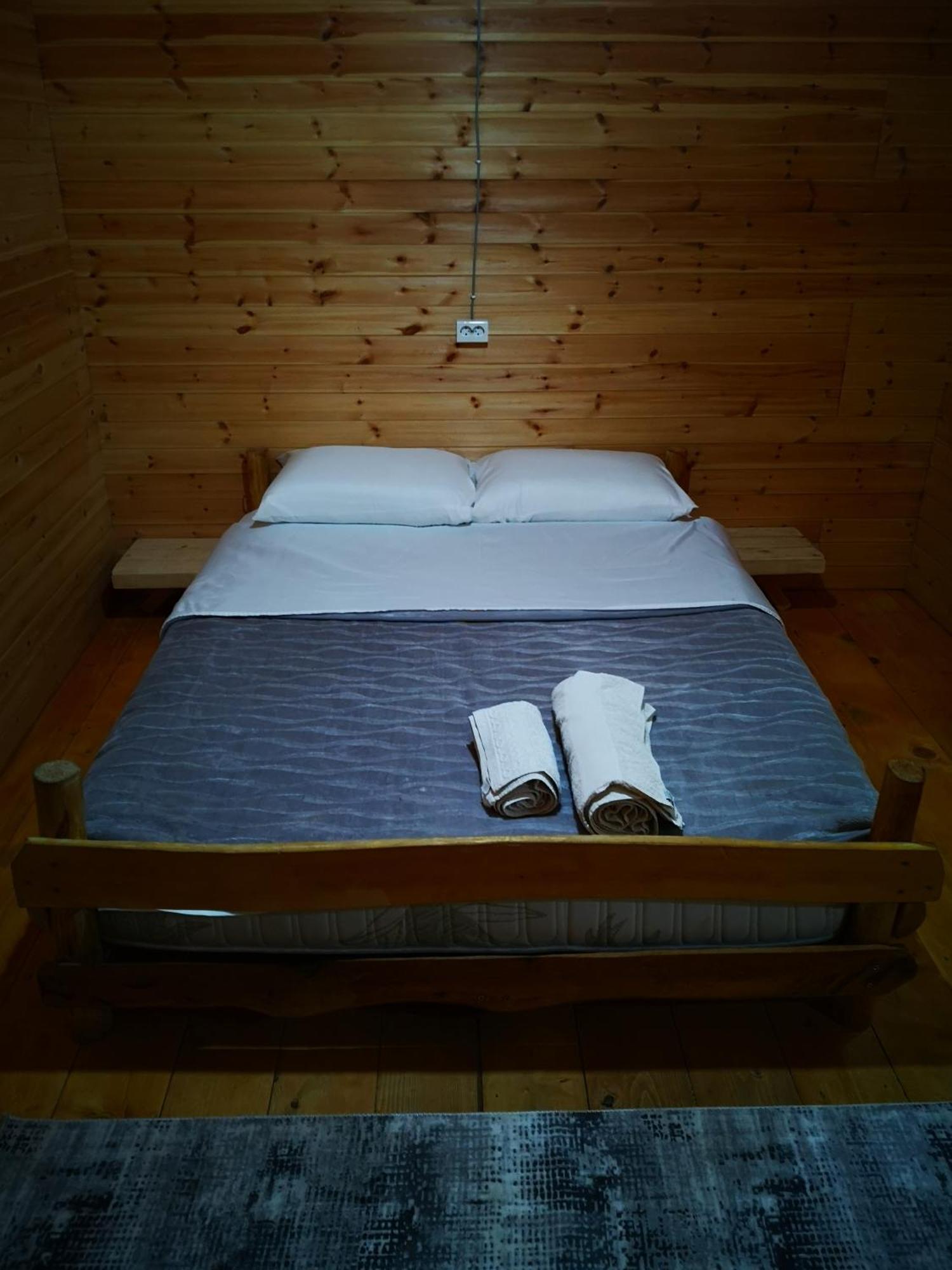Riverside Komani Lake Room photo