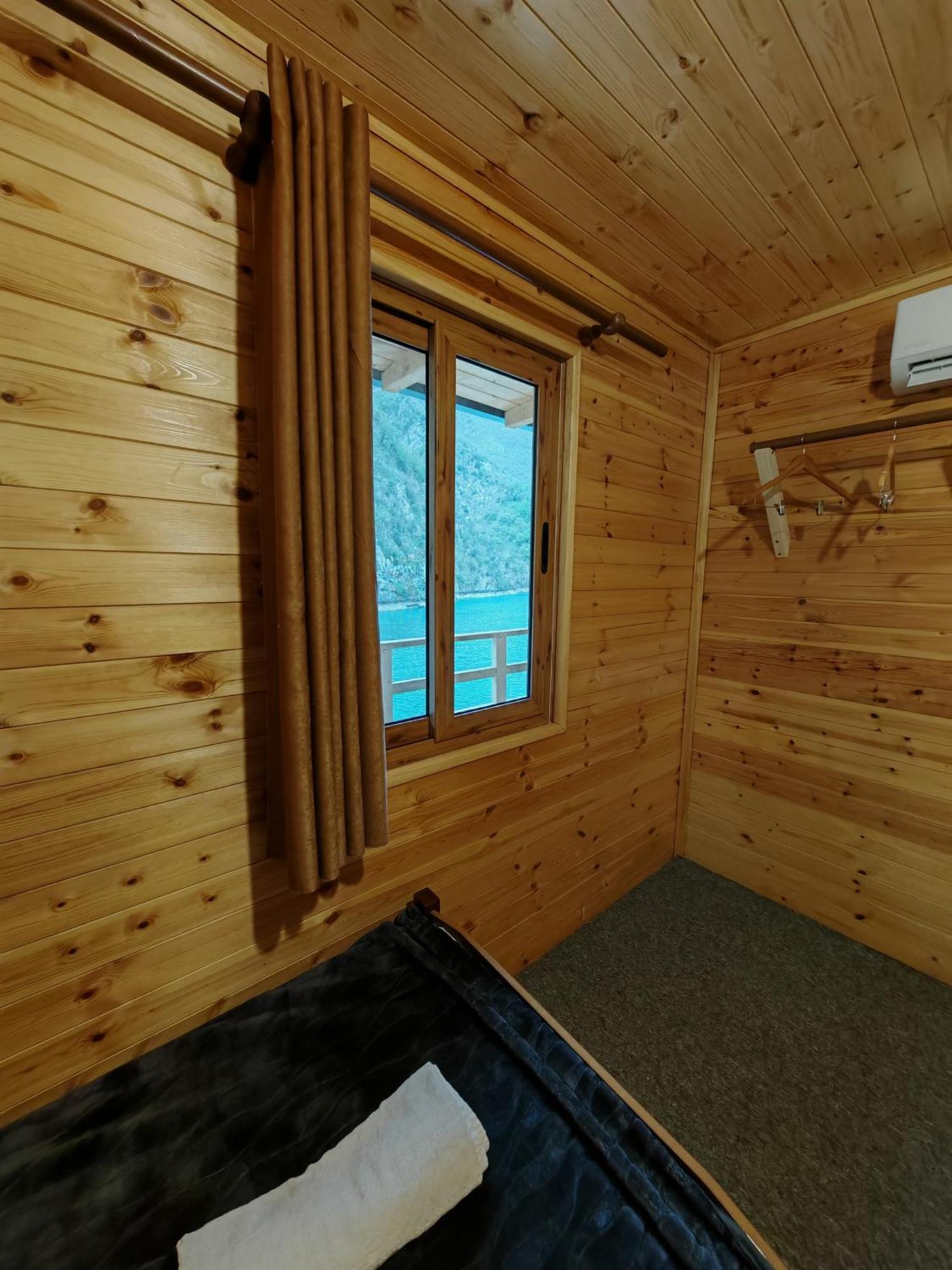 Riverside Komani Lake Room photo