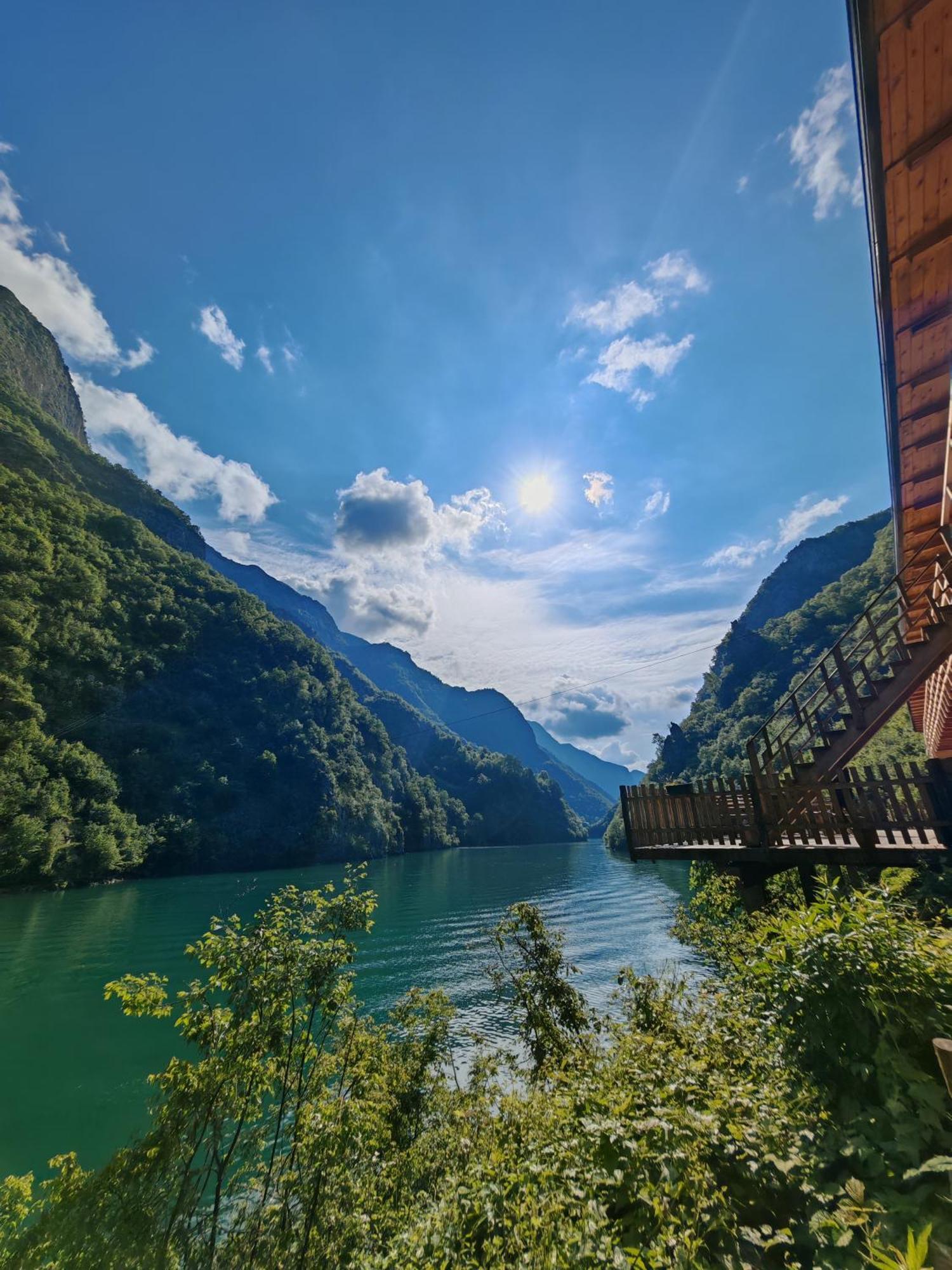 Riverside Komani Lake Exterior photo